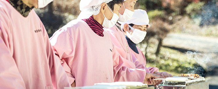 五平餅を焼く